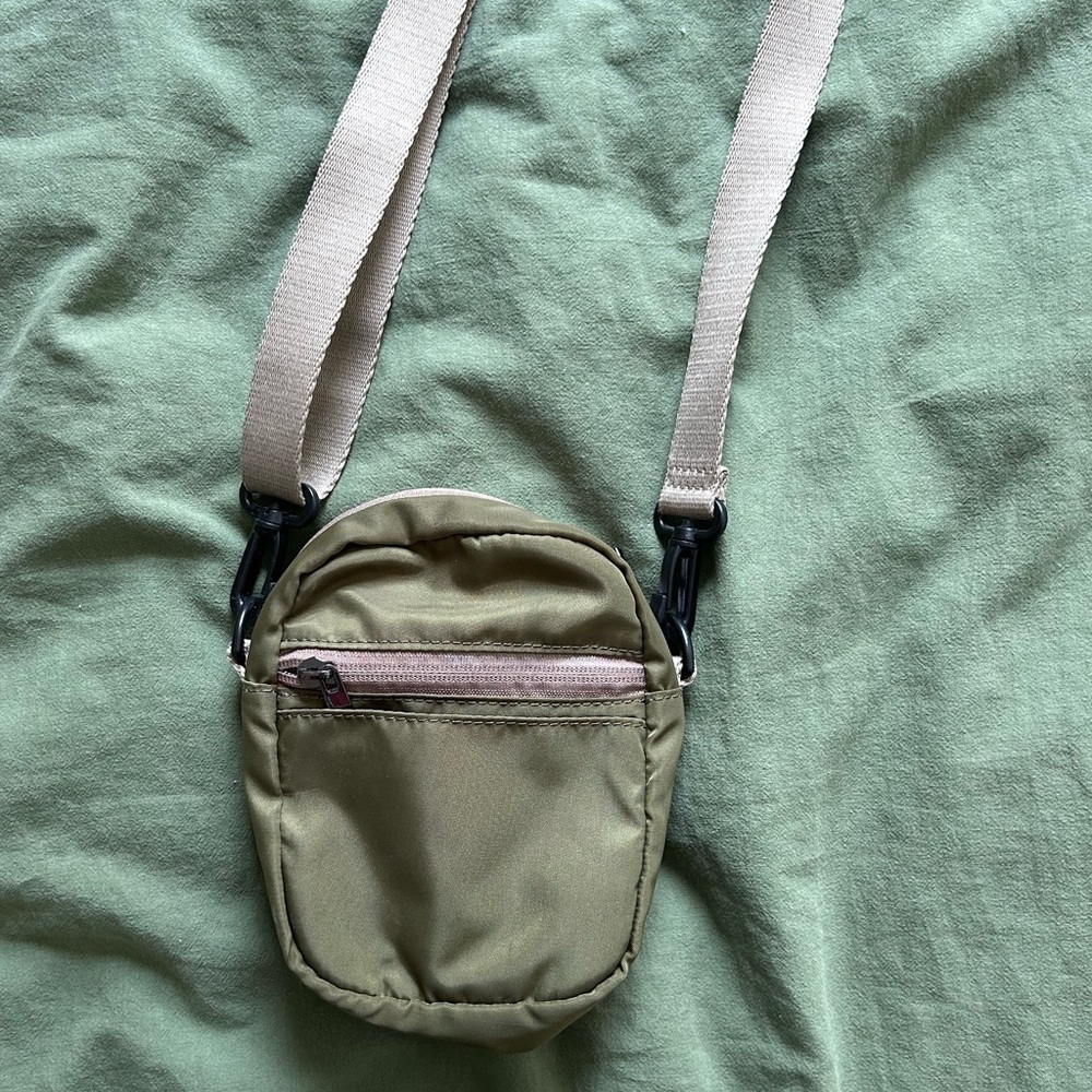 small kaki/green sachel gorpcore outdoor